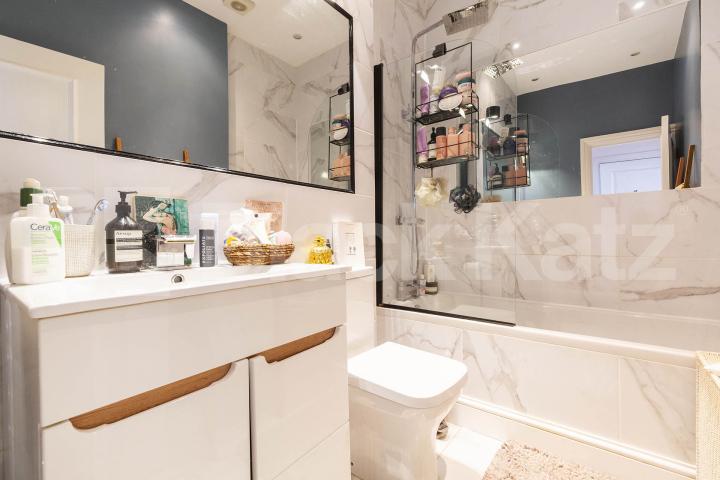 			Stunning 1 bed with study and a private roof terrace, 1 Bedroom, 1 bath, 1 reception Flat			 Ladbroke Grove, Ladbroke Grove